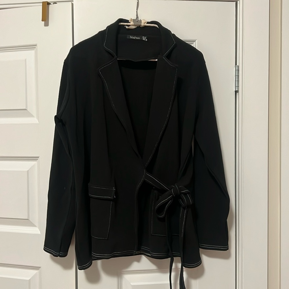 Boohoo women’s soft blazer, black with white contrast stitching, size US 18